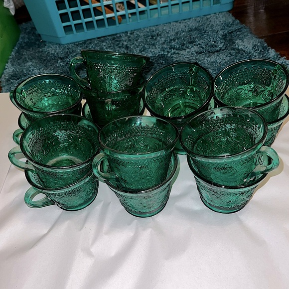 Vintage Tiara Emerald Pressed Glass Small Teacups - Picture 8 of 15